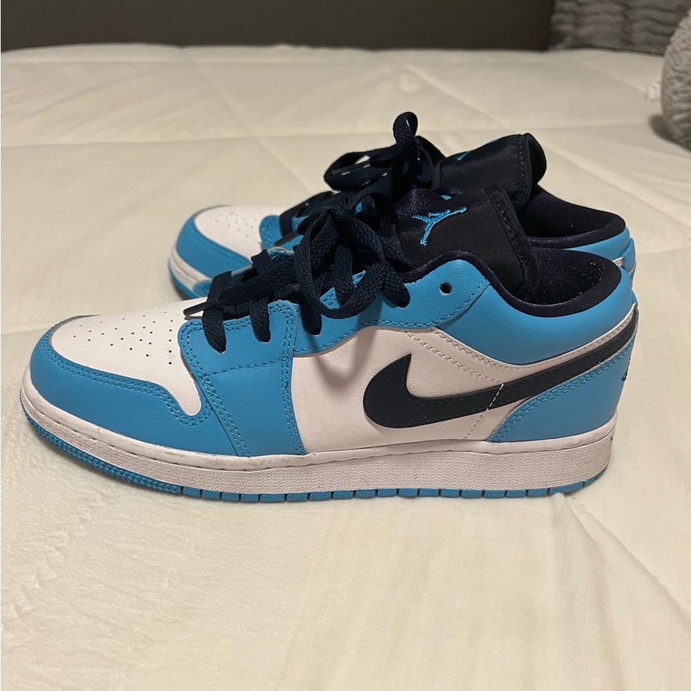 Jordan 1 Low Obsedian/ Powder Blue